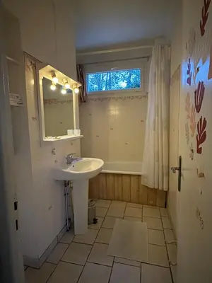 Salle de bains dans l'établissement Maison de centre-ville au calme avec jardin et parkings
