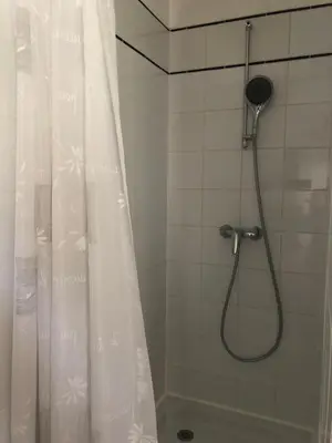 Salle de bains dans l'établissement Maison de centre-ville au calme avec jardin et parkings
