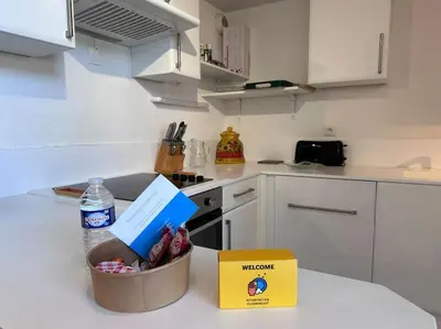 Cuisine ou kitchenette dans l'établissement Les Lofts vue Port Guillaume