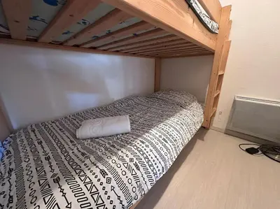 Un ou plusieurs lits dans un hébergement de l'établissement Les Lofts vue Port Guillaume