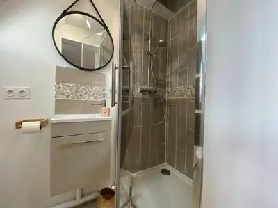 Salle de bains dans l'établissement Armonid au coeur de Cabourg