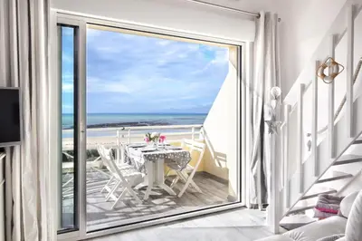 Vue générale sur la mer ou vue sur la mer prise depuis l'appartement