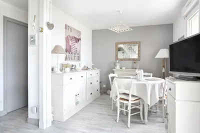 Télévision ou salle de divertissement dans l'établissement Les balcons des Ecréhous - Duplex front de mer