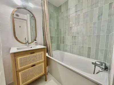 Salle de bains dans l'établissement L'îleau, accès direct plage et jardin
