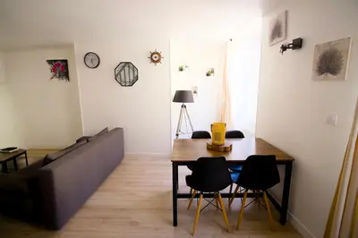Coin salon dans l'établissement Triplex Lumineux à Cherbourg, hyper centre, 2 pas du Port & Vie Nocturne, Intendance Luxury Host