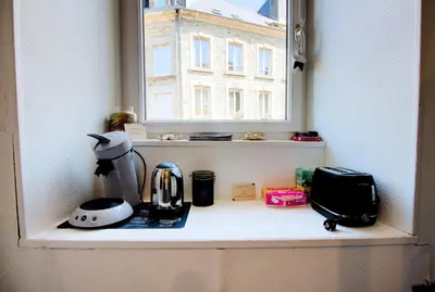 Plateau bouilloire dans l'établissement Petit Duplex Lumineux, hyper centre à 2 pas du port, Intendance Luxury Host