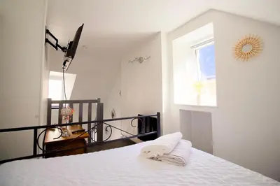 Un ou plusieurs lits dans un hébergement de l'établissement Petit Duplex Lumineux, hyper centre à 2 pas du port, Intendance Luxury Host