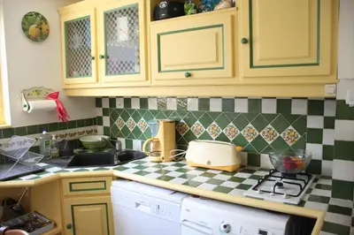 Cuisine ou kitchenette dans l'établissement Petit appartement - Quartier Vaugueux Château