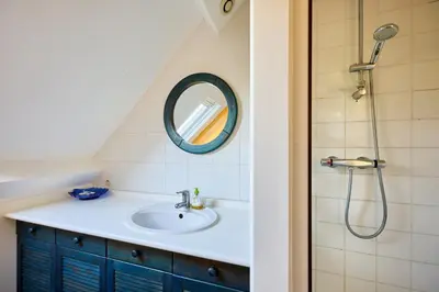 Salle de bains dans l'établissement La Tour Vauban - Vue sur le port