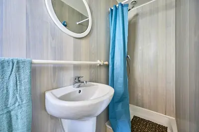 Salle de bains dans l'établissement The Tiny House - maisonette proche de la plage