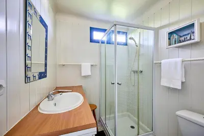 Salle de bains dans l'établissement La Chaumière bleue - Maison plage à 7min à pied