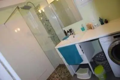 Salle de bains dans l'établissement Hébergement Plage du Débarquement