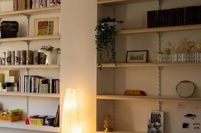 Bibliothèque dans la villa