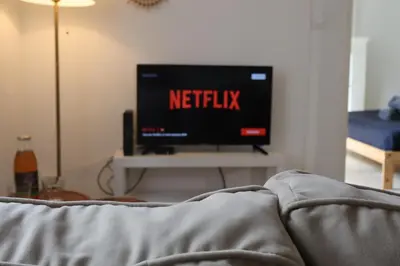 Télévision ou salle de divertissement dans l'établissement Charme et confort dans le centre-ville de Falaise quartier calme - Larès