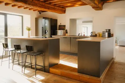 Cuisine ou kitchenette dans l'établissement Maison des H, au bord de l'Etang