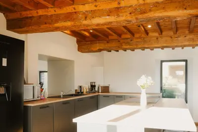 Cuisine ou kitchenette dans l'établissement Maison des H, au bord de l'Etang