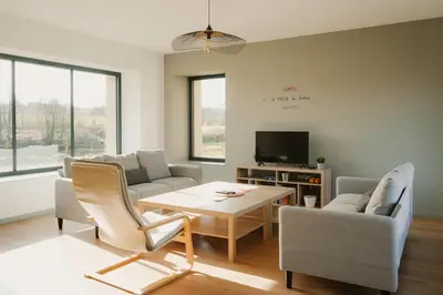 Télévision ou salle de divertissement dans l'établissement Maison des H, au bord de l'Etang