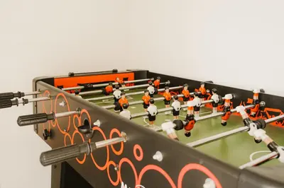 Salle de jeux dans l'établissement Maison des H, au bord de l'Etang