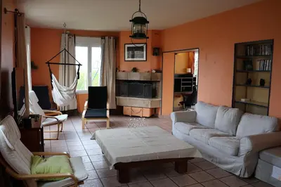 Coin salon dans l'établissement Dogfriendly, grand jardin clos, 4 chambres, grand salon avec cheminée