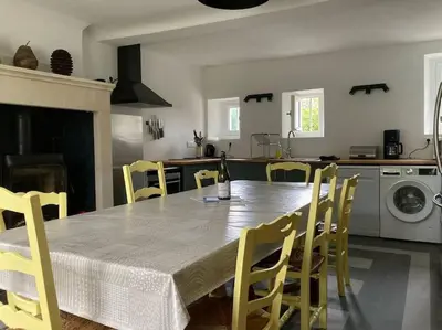 Cuisine ou kitchenette dans l'établissement La Pommeraie, maison avec très grand jardin