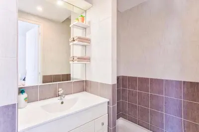 Salle de bains dans l'établissement L'atypique, avec terrasse à 150M de la plage