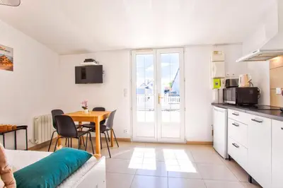 Cuisine ou kitchenette dans l'établissement L'atypique, avec terrasse à 150M de la plage