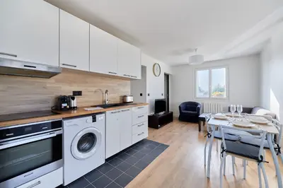 Cuisine ou kitchenette dans l'établissement Appartement Lumière Normande - Welkeys