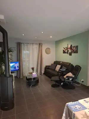 Télévision ou salle de divertissement dans l'établissement Le petit coin de Paradis classé 3 étoiles