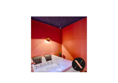 Un ou plusieurs lits dans un hébergement de l'établissement Maisonnette relaxante, balnéo & confort, proche de la gare