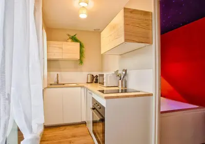 Cuisine ou kitchenette dans l'établissement Maisonnette relaxante, balnéo & confort, proche de la gare