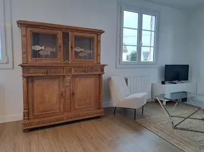 Télévision ou salle de divertissement dans l'établissement Maison de bord de mer à Hermanville-sur-mer