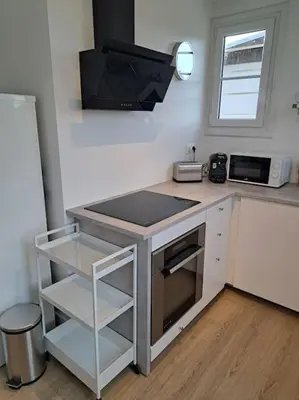 Cuisine ou kitchenette dans l'établissement Maison de bord de mer à Hermanville-sur-mer