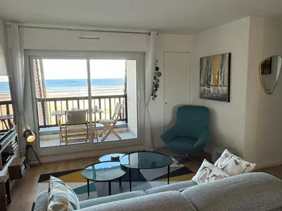 Coin salon dans l'établissement Appartement rénové 3 pièces, balcon vue mer, parking, internet, pour 4 pers. - FR-1-487-376