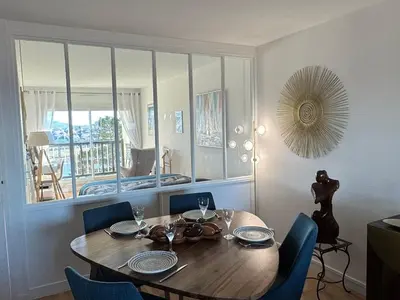 Coin salon dans l'établissement Appartement rénové 3 pièces, balcon vue mer, parking, internet, pour 4 pers. - FR-1-487-376