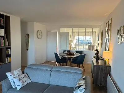 Coin salon dans l'établissement Appartement rénové 3 pièces, balcon vue mer, parking, internet, pour 4 pers. - FR-1-487-376