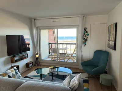 Télévision ou salle de divertissement dans l'établissement Appartement rénové 3 pièces, balcon vue mer, parking, internet, pour 4 pers. - FR-1-487-376