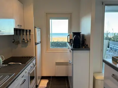 Cuisine ou kitchenette dans l'établissement Appartement 3 pièces avec accès direct plage et WiFi - FR-1-487-377