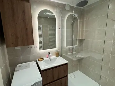 Salle de bains dans l'établissement Appartement 3 pièces avec accès direct plage et WiFi - FR-1-487-377