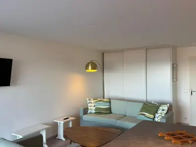 Coin salon dans l'établissement Appartement 3 pièces avec accès direct plage et WiFi - FR-1-487-377