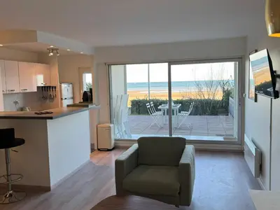Cuisine ou kitchenette dans l'établissement Appartement 3 pièces avec accès direct plage et WiFi - FR-1-487-377
