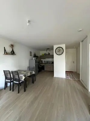 Cuisine ou kitchenette dans l'établissement Appartement spacieux avec terrasse