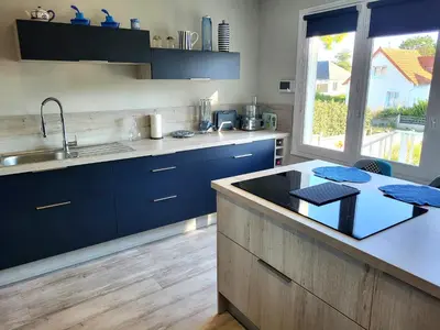 Cuisine ou kitchenette dans l'établissement Charmante villa de bord de mer