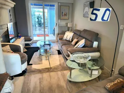 Coin salon dans l'établissement Charmante villa de bord de mer