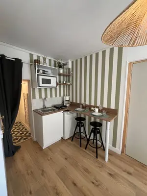 Cuisine ou kitchenette dans l'établissement Petit nid en bord de mer