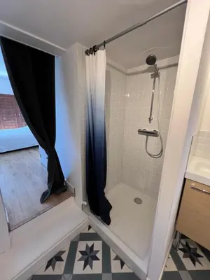 Salle de bains dans l'établissement Petit nid en bord de mer