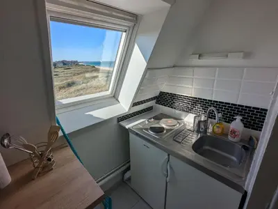 Cuisine ou kitchenette dans l'établissement Appartement vue sur mer et accès direct à la plage
