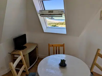 Télévision ou salle de divertissement dans l'établissement Appartement vue sur mer et accès direct à la plage