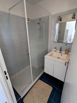 Salle de bains dans l'établissement Appartement vue sur mer et accès direct à la plage