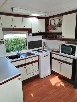 Cuisine ou kitchenette dans l'établissement Mobilhome à cancale