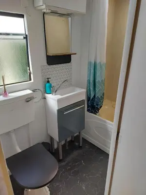 Salle de bains dans l'établissement Mobilhome à cancale